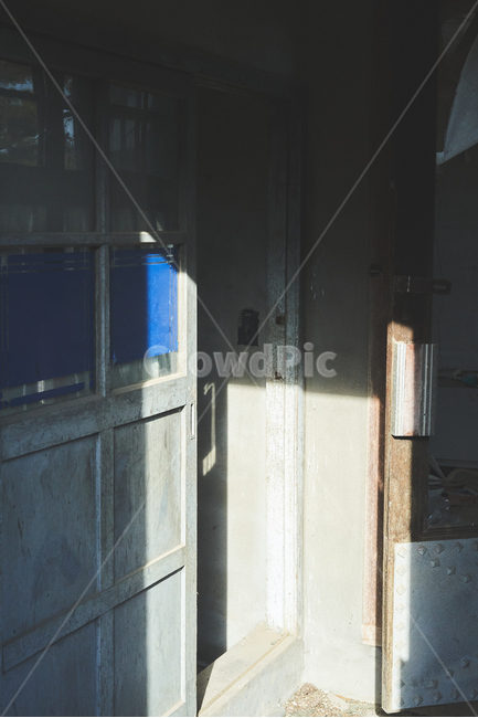 건물,폐가,햇볓,문틀,wall,벽,벽돌,door