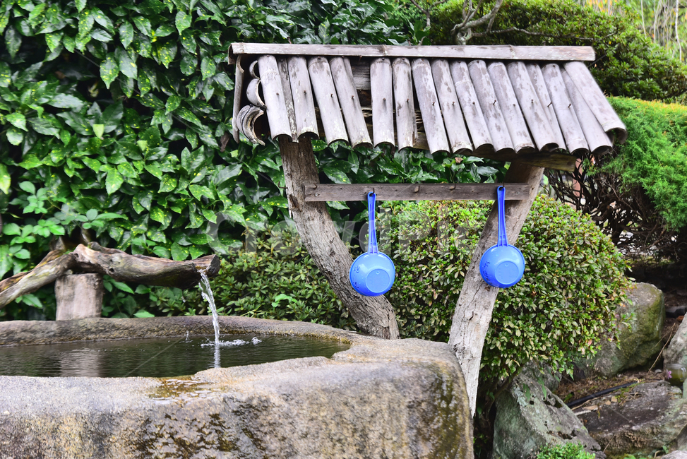 한국전통,선암사,불교사찰,약수터,물,음용수,워터,water,수분,바가지,플라스틱,돌,암석,대롱,우드,wood,mineralspring,청정수,자연수,나무,traditional