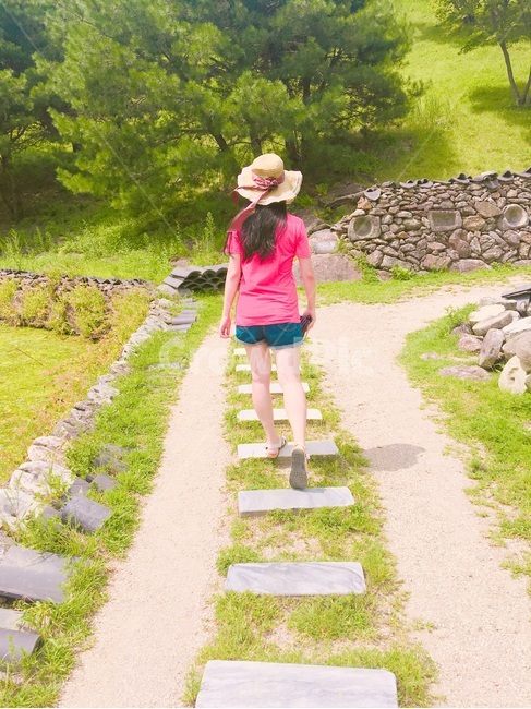 여자,뒷모습,모자,여행,여름,나무,돌담,돌길,사람,인물,인간,human,person,여성,여자,woman,female,lady,여행,휴가,traveling,vacation,trip