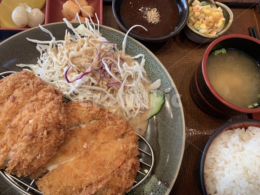일식,치즈돈까스,돈까스,일본가정식,미소국,샐러드,돈까스소스,밥,쌀밥