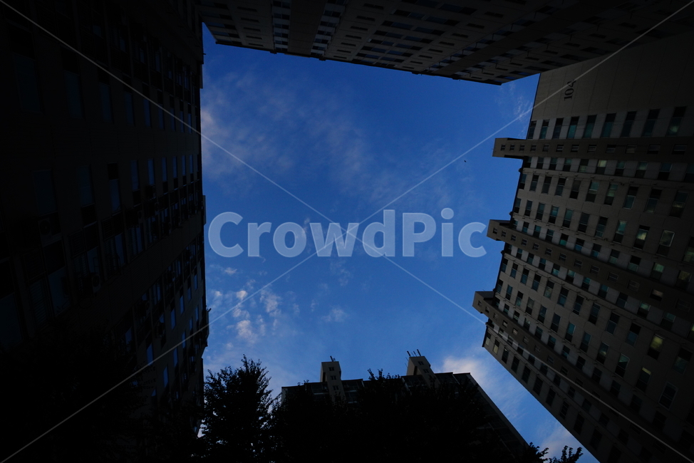 하늘,건물,sky,cloud,자연,파랑,블루,구름,아파트,building,건축물,건물외관,exterior,building,structure,architecture,construction