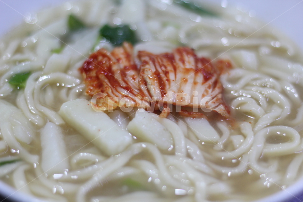 칼국수,밀가루,반죽,국수,한식,음식,food,국물,감자,파,육수,새우육수,따끈함,plant,식물,vegetable,야채,김치