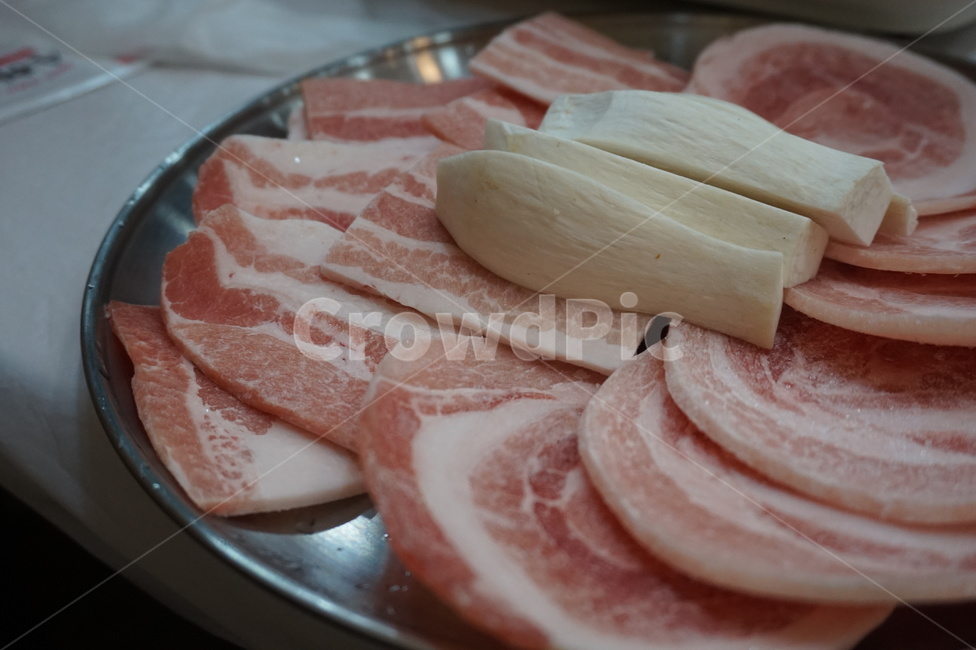 돼지고기,냉동삼겹살,냉삼,꽃삼겹,음식점,삼겹살,꽃삼겹살,회식,저녁,한식,버섯,음식,식재료,요리,food,cook,meal,dishes,food reserves,육류,고기,meat