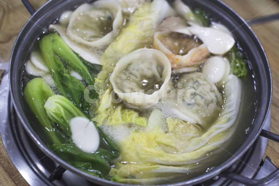 만두,전골,만두전골,찌개,국물,요리,음식,한식,야채,배추,청경채,냄비,김치만두,고기만두,음식,식재료,요리,food,cook,meal,dishes,food reserves,한식,한국음식,한국요리,korean food,korean dishes,korean meal,korean cook