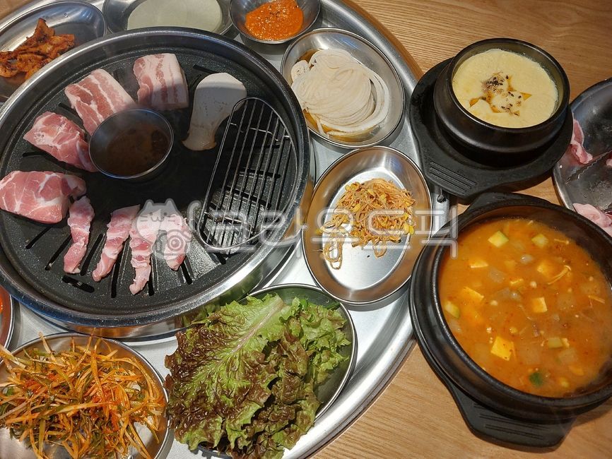 돼지고기,pork,삼겹살,목살,계란찜,상추,콩나물무침,파채,한상,접시,찌개,된장찌개,food,식사,음식,meal