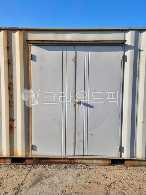 컨테이너,컨테이너박스,자연하늘,구름,맑은하늘,녹슨컨테이너,녹,rust,산화,금속산화,금속부식,shippingcontainer,선적컨테이너,출입문,door,문