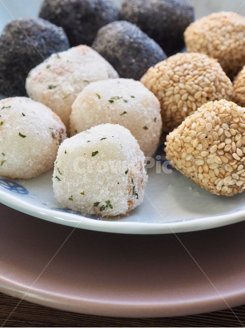 경단,찹쌀경단,깨경단,한국음식,식품,한식,한국문화,한국,배경,음식문화,웰빙,문화,아시아,아시아음식,전통,설날,추석,젓가락,음식,추석음식,설날음식,명절,명절음식,떡,간식,후식,스낵,한국떡,음식,식재료,요리,food,cook,meal,dishes,food reserves,한식,한국음식,한국요리,korean food,korean dishes,korean meal,korean cook