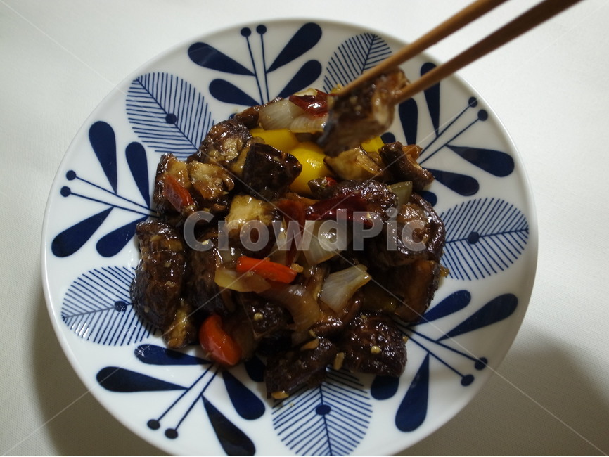 가지,가지요리,가지탕수,볶음요리,중화풍,탕수요리,음식,요리,중화요리,탕수육,탕수야채,안주,양파,파프리카,홍고추,간장베이스,가지튀김,가지볶음,누끼,음식누끼,eggplant,chopsticks,젓가락,나무젓가락,음식,식재료,요리,food,cook,meal,dishes,food reserves,채소,야채,vegetables,중식,중국음식,중화요리,chinese food,chinese dishes,chinese meal,chinese cook