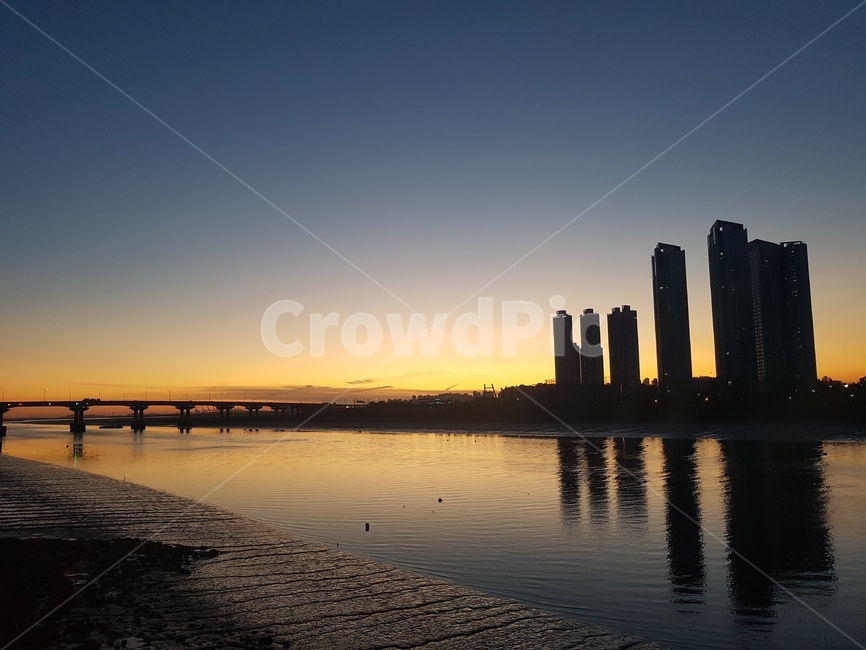 outdoors,옥외,석양,노을,nature,자연,바다,도시,빌딩,하늘,sea,sunset,다리,bridge