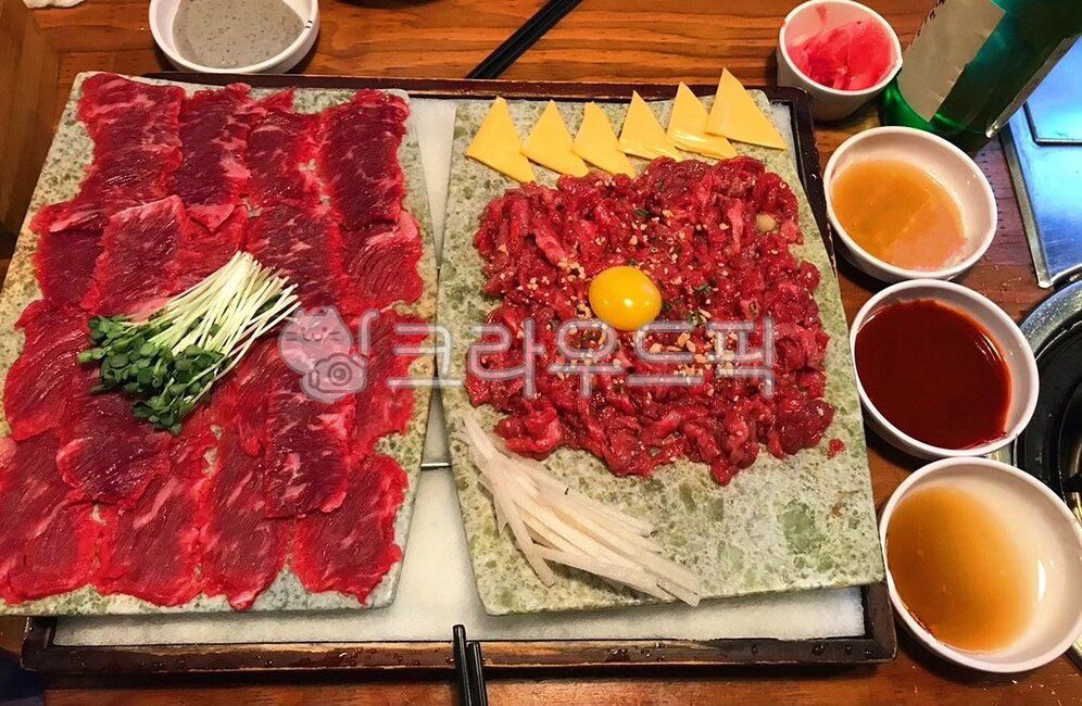 육사시미,육회,회,소,고기,소고기,날음식,소스,무순,치즈,계란노른자,달걀노른자,싱싱한,신선한,먹방,식재료,음식,요리,식사,안주,배,과일,술안주,한식,한국음식,한국요리,생강절임,참깨,소주안주,meal,cook,dish,food,koreanfood