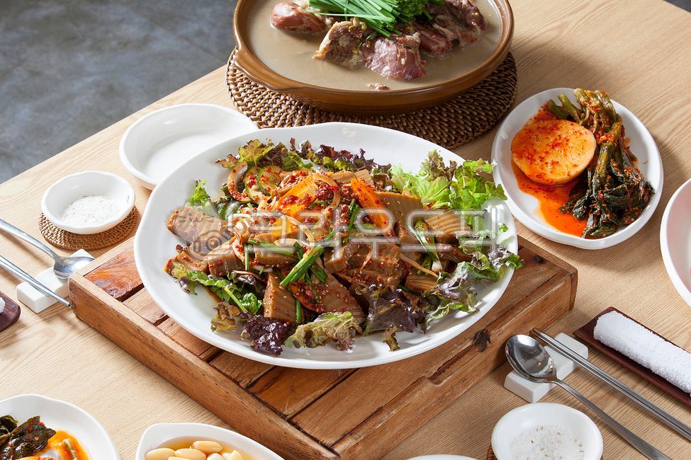 도토리묵,도토리,건강식,영양식,막걸리안주,술안주,묵,묵요리,도토리요리,민속음식,한식,토속음식,전통음식,민속주점,먹거리,먹방,부추,당근,오이,오리백숙,김치,마늘,트레이,상추,원목트레이,오리,백숙,백숙요리,원기회복,요리,음식,식사,식당,라탄트레이,라탄,대나무받침,원목받침,수건받침,물수건받침,수저받침,수저,묵사발,양념,소스,음식,식재료,요리,food,cook,meal,dishes,food reserves