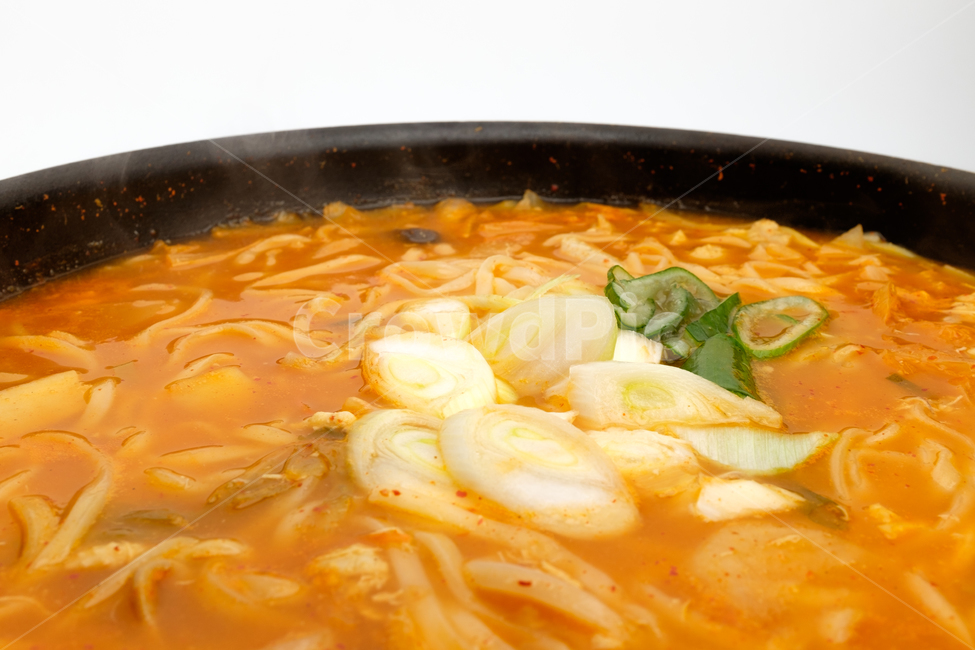 국수,칼국수,면,김치,파,밀가루,버섯,감자,음식,식사,식재료,음식재료,요리,식품,고추가루,매콤한,담백한,고소한,느끼한,맛있는,밀가루반죽,쫄깃한,부드러운,국물,두꺼운면