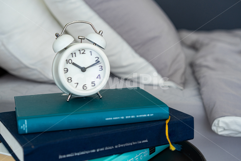 시계,탁상시계,알람시계,시간,clock,침대,아침,기상,사물,물건,오브젝트,thing,object,matter