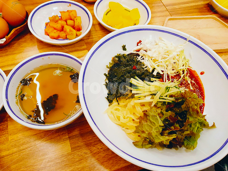 음식,칼국수,비빔칼국수,비빔면,국수,상추,깍두기,단무지,계란