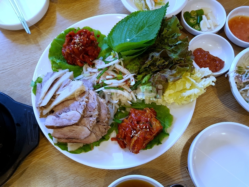 보쌈,한국음식,고기,야식,한식,돼지고기,식사,저녁식사,음식,상추,깻잎,야채,koreanfood,bbq,pork,한국요리,koreancook,food
