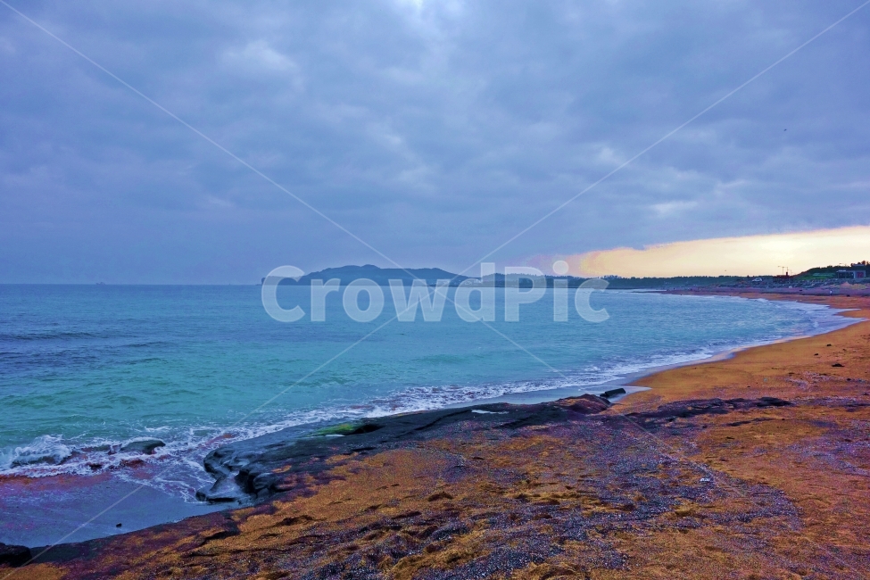 제주도,송악산,사계해변,검은모래,먹구름,백사장,검은,모래,산,사계,해변,해수욕장,사계헤수욕장,제주,제주도여행,제주여행,여행,자연,풍경,경치,파도,구름,푸른,에메랄드,수평선,바다,바닷가,헤안,해안가,여유,힐링,조용,한적,흐린,날씨,자연,풍경,nature,landscape,해변,바다,beach,sea,promontory,곶,ocean,대양,outdoors,옥외,water,물