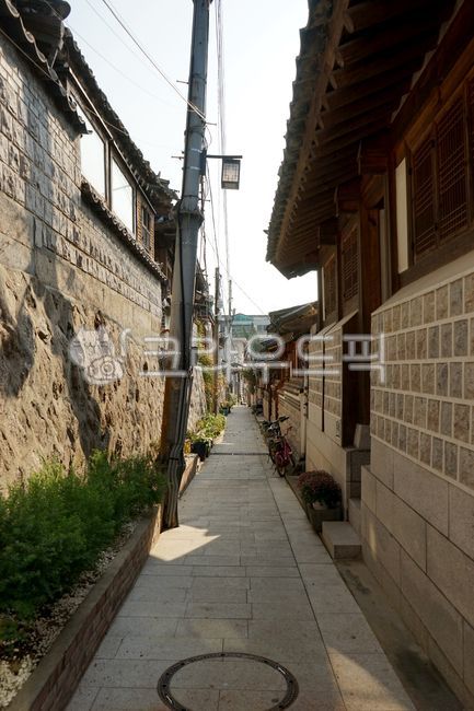 vanishing point,retaining wall,old,Bukchon,narrow road,urban,flagstone,road,telephone pole,road name,old road,perspective,alley,close