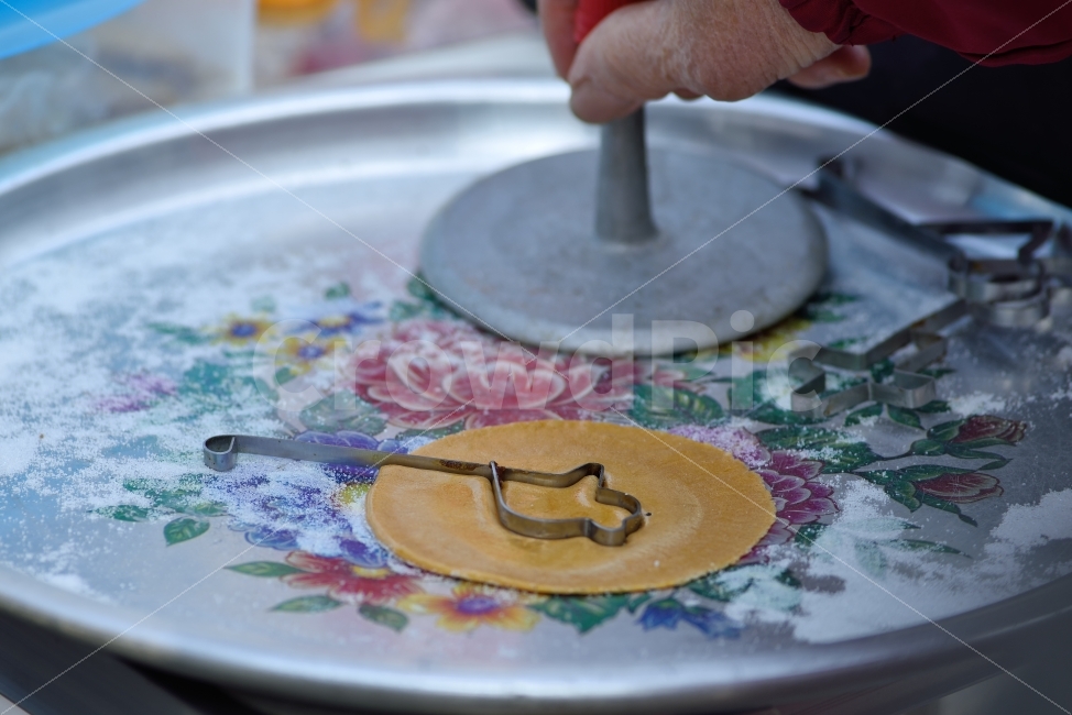 junk food,sugar cookies,memory,Another draw,snack,draw,briquet,food,life,in front of school,dew point,ladle,60s,Dalgona,70s,press,sugar,close,briquette fire