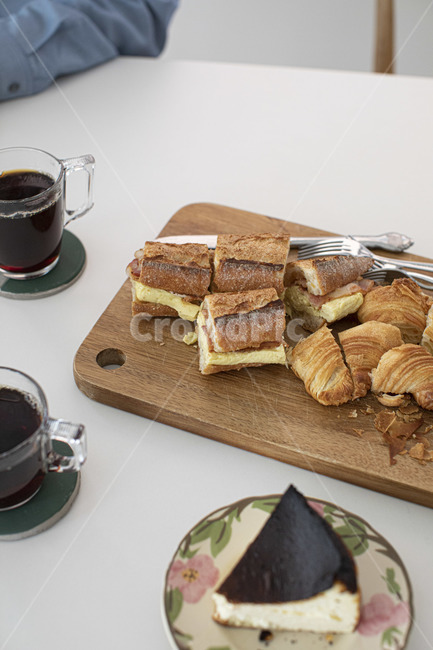 커피,바리스타,카페,주말,coffee,여유,사람,컵,인간,cafe,cup,brunch,bakery,빵,크로아상,빵집,베이커리,바게트,샌드위치