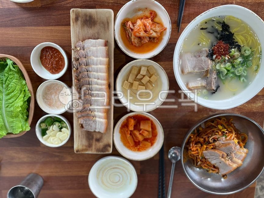 비빔국수,국수,양념국수,돔베고기,고기,콩나물,그릇,면,면요리,음식,food,meal,수육,반찬,한식,고기국수