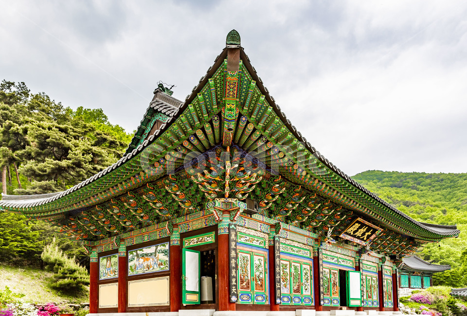 영원사,사찰,고찰,불교,주춧돌,기와,지붕,고건축,전통건축,단청,처마,한국전통,한국문화,korean traditional,korean culture,건축물,건물외관,exterior,building,structure,architecture,construction