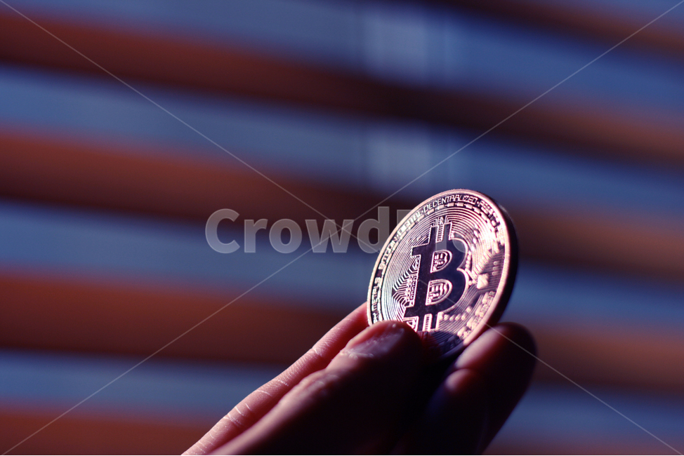 비트코인,bitcoin,가상화폐,암호화폐,코인,암호화화폐,금융,돈,finance,banking,money,정보통신기술,전자,it,information,technology,electro,연출,컨셉,direction,concept,비즈니스,산업,투자,전자상거래,cyber,future,블록체인,동전,채굴,전자기기,전자제품,electronic,equipment,시간,사람,인물,인간,human,person,신체일부,몸,body,산업,industry,industrial,금융,돈,finance,banking,money