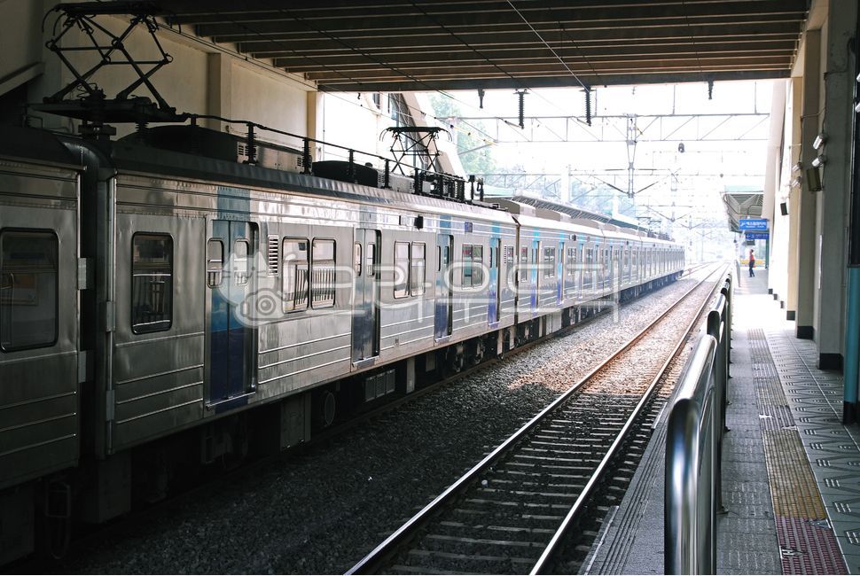 city,trainstation,Transportation,platform,vehicle,subway station,rail road,termina,station,railway,human,train,traffic,railroad,train station,transportation,subway,person,public transport,ltrainstation,diagonal