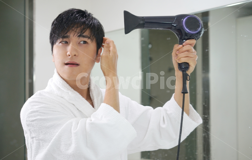 남자,남성,샤워가운,화장실,뷰티,헤어,hair,헤어드라이기,목욕탕,거울,머리스타일,스타일링,머리카락,사람,인물,인간,human,person,남성,남자,man,male,뷰티,미용,beauty treatment