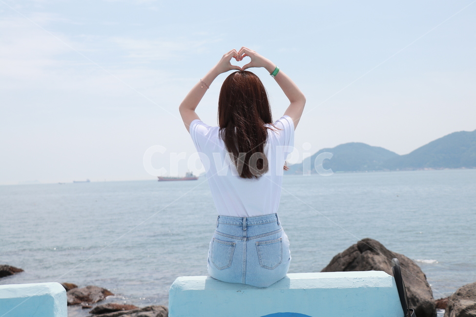 바다,뒷모습,하트,푸른바다,바닷가,손하트,돌,여성,여자,woman,female,lady
