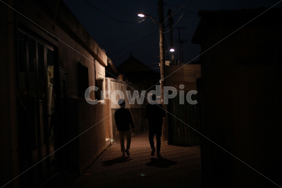 골목길,감성사진,가로등,친구,길,조명,분위기,야경,밤,풍경,nightscape,night,landscape,골목길,alley,사람,인물,인간,human,person,인물실루엣,사람실루엣,character silhouette,human silhouette,친구,우정,friendship,companion