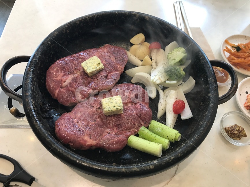 스테이크,음식,채끝살,저녁,양식,음식,식재료,요리,food,cook,meal,dishes,food reserves,육류,고기,meat,양식,서양음식,서양요리,western food,western dishes,western meal,western cook