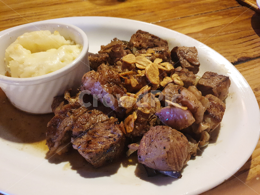 스테이크,고기,마늘,마늘후레이크,소고기,소고기스테이크,식사,food,메쉬포테이토,으깬감자,덩어리,썰어진,음식,식재료,요리,food,cook,meal,dishes,food reserves,육류,고기,meat