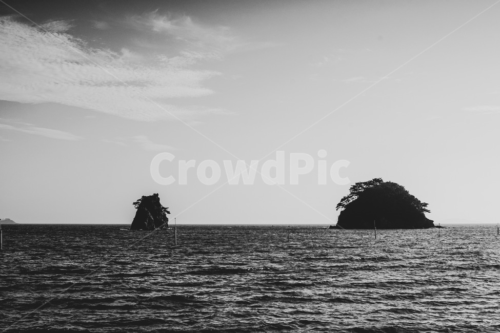 바닷가,바위,흑백,검정,바다,하늘,구름,black,sea,sky,파도,wave,자연,풍경,nature,landscape,흑백,모노톤,monochrome,black and white,water,물,outdoors,옥외,ocean,대양
