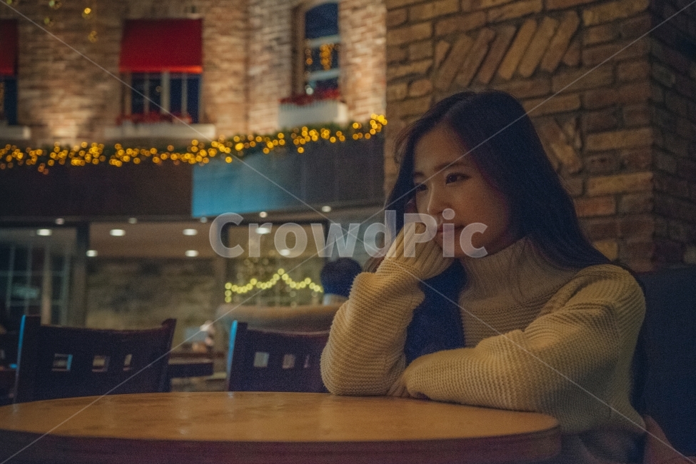 오후,겨울,카페,감성사진,휴식,힐링,생각,고독함,사람,인물,인간,human,person,여성,여자,woman,female,lady,커피,카페,coffee,cafe,감성,sensible,feeling,고독함,외로움,쓸쓸함,우울함,슬픔,lonely,solitary