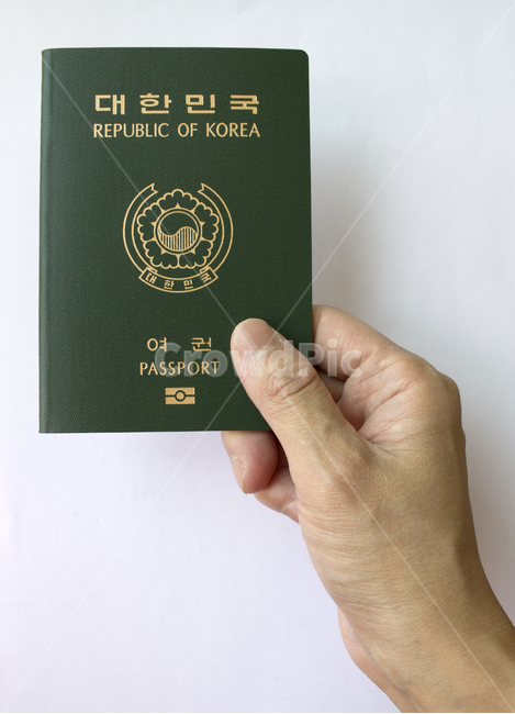 passport,id,business,card,citizen,emigration,identification,identity,international,korea,pass,republicofkorea,security,신분증,여권,한국여권,대한민국여권,사물,물건,한국,대한민국,여행,표지,겉면,비지니스,녹색,그린,초록색,흰배경,손,여자손,신체,신체부위,핸드,잡기,탑,탑뷰,탑앵글,여행,휴가,traveling,vacation,trip