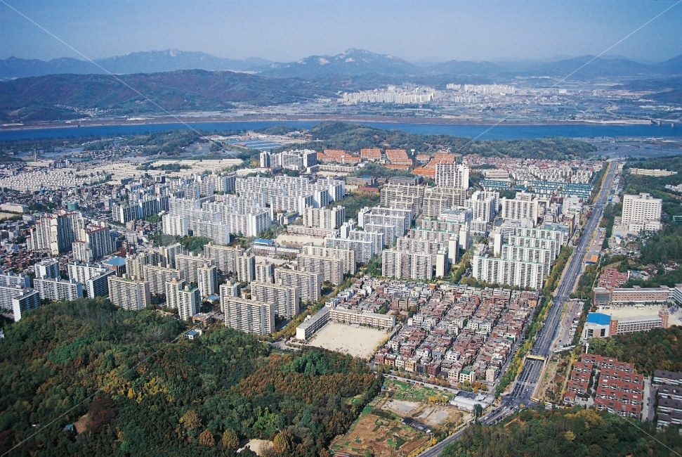 mountain,density,distance,urban development,perspective,City,river,high angle,summit,apartment,drone