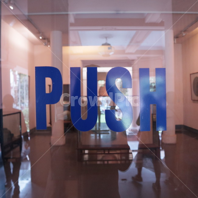 박물관,push,문,유리,가구,floor,바닥,furniture