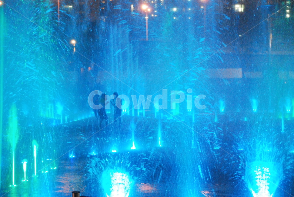 분수,fountain,children,play,water,blue,사람,인물,인간,human,person,어린이,어린아이,child,children,kid