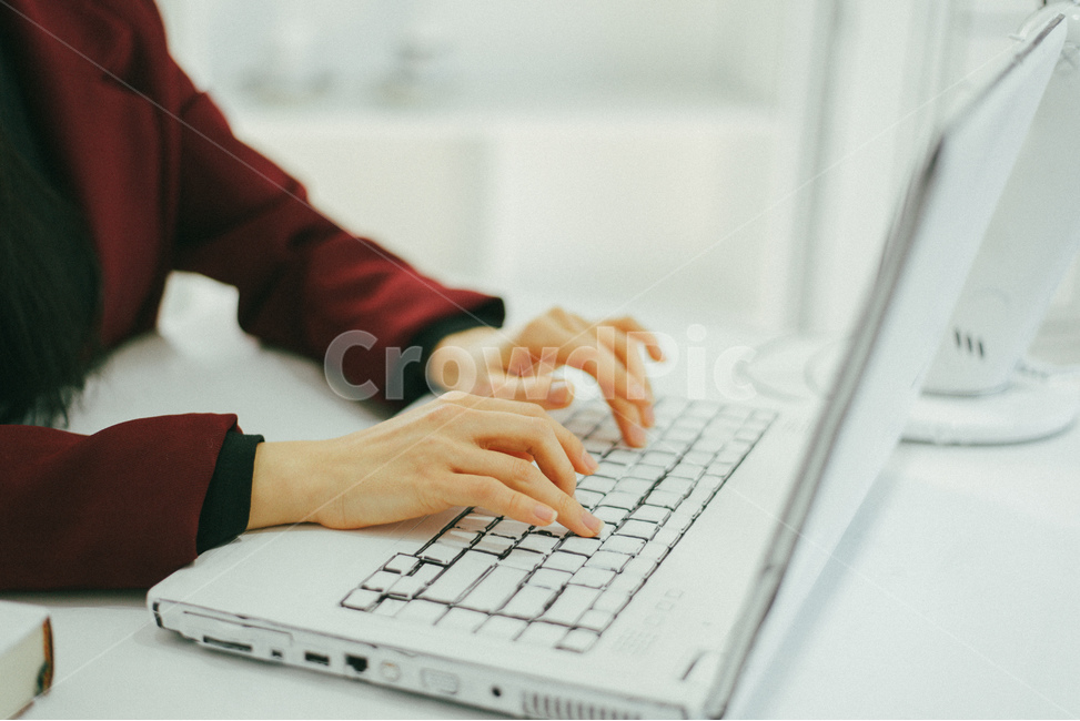 손,hands,키보드,노트북,keyboard,white,table,책상,정장,수트,suit,black,wine,color,사람,인물,인간,human,person,신체일부,몸,body,산업,industry,industrial,비즈니스,사업,business,service,work