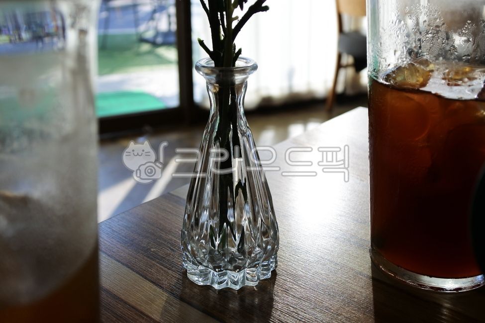 glass,유리,hardwood,견목,wood,목재,꽃병,커피,테이블