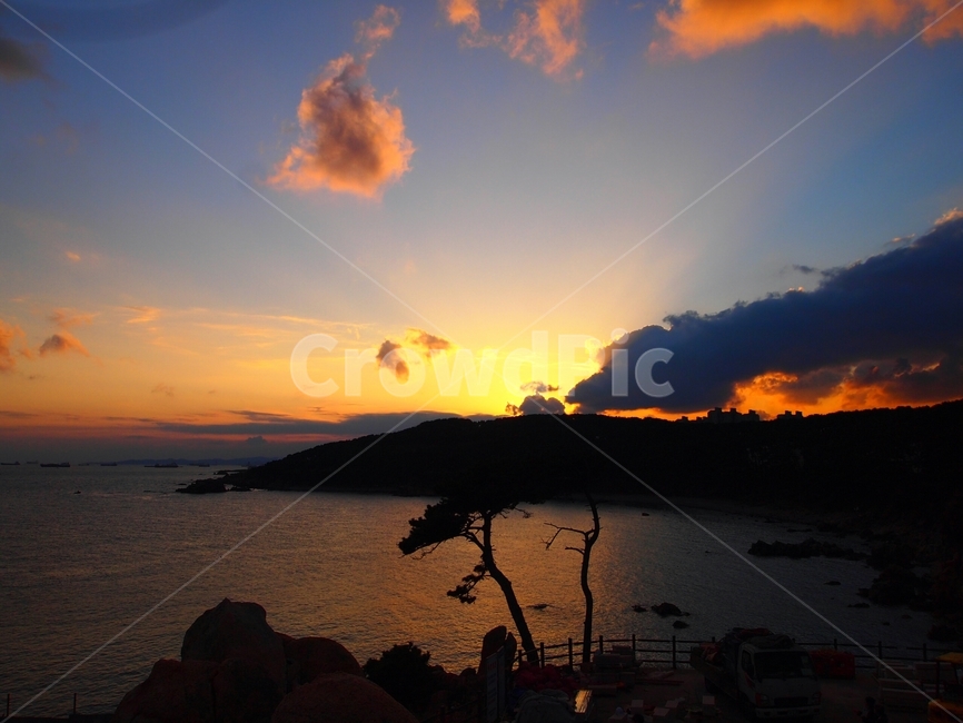 노을,일몰,일몰사진,석양,감성,해질녘,사진,하늘,sunset,붉은하늘,낭만,저녁놀,태양,황혼,운치,저녁하늘,바다,구름,물결,선섹,분위기,파도,여름,파란색,바람,풍경,바닷가,국내여행,하늘색,수평선,저녁노을,아름다움,바다사진,sea,자연,풍경,nature,landscape,outdoors,옥외,sky,dusk,dawn,새벽,red sky,붉은 하늘