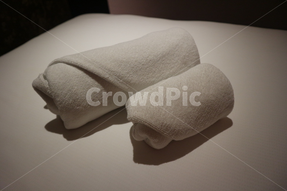 호텔,숙소,침대,침구,리조트,숙박,휴식,침실,패브릭,침구류,이불,침대커버,인테리어,실내인테리어,커텐,커튼,정리,정리정돈,인테리어디자인,인테리어디자이너,장식품,가구,힐링,실내,객실,interior,interiordesign,fabric,hotel,light,moodlight,healing,bed,bedroom,towel,washface,restroom