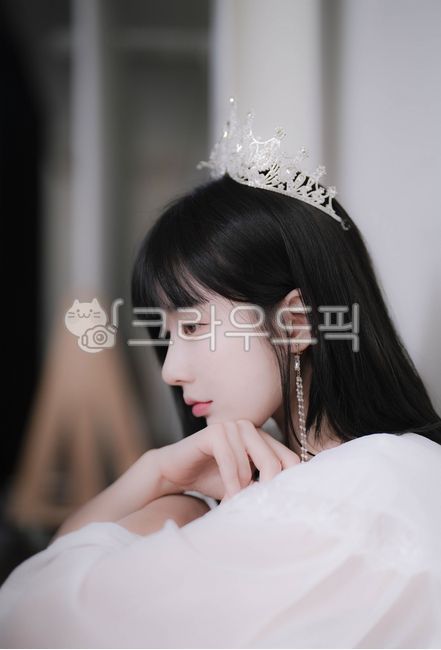 웨딩,공주,결혼,옆모습,앞머리,드레스,왕관