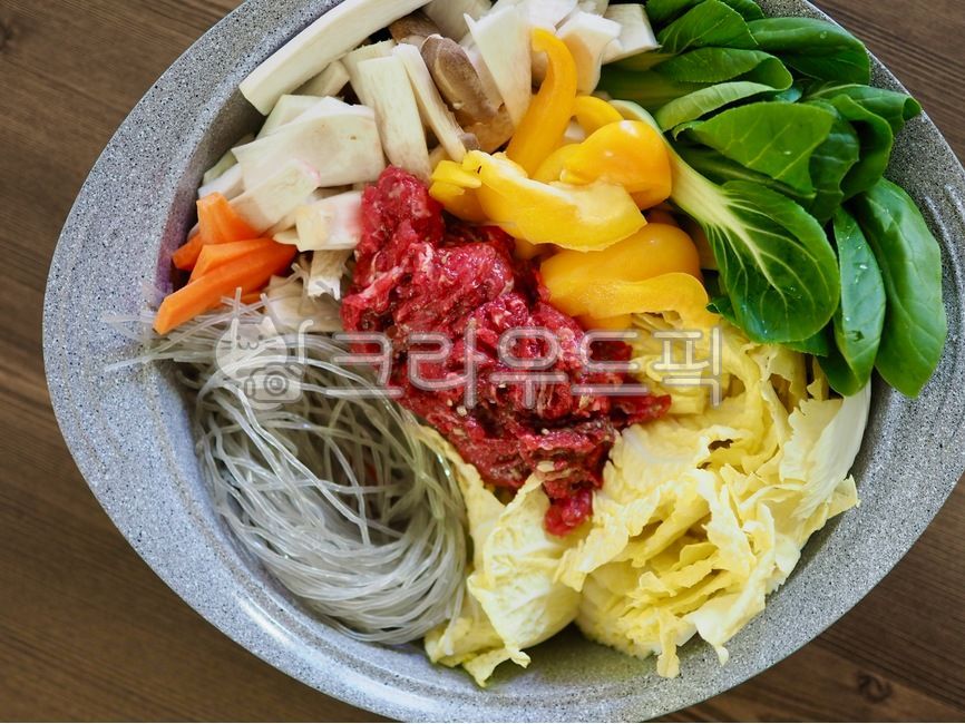 소고기,한국음식,음식,소고기전골,국,찌개,아시아음식,냄비,요리,소고기요리,식사,beef,koreanfood,food,beefhotpot,soup,stew,asianfood,pot,cooking,beefdish,meal,배추,당면,청경채,채소,웰빙,웰빙음식,cabbage,noodle,bokchoy,vegetable,wellbeing,wellnessfood,소고기채소전골