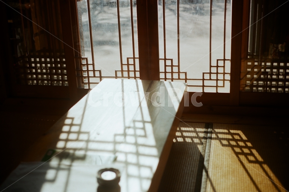 한국적인,전통무늬,창가,테이블,table,한국전통,koreantraditional,koreanculture,한국전통,한국문화,korean traditional,korean culture,휴식,힐링,rest,relaxation,healing