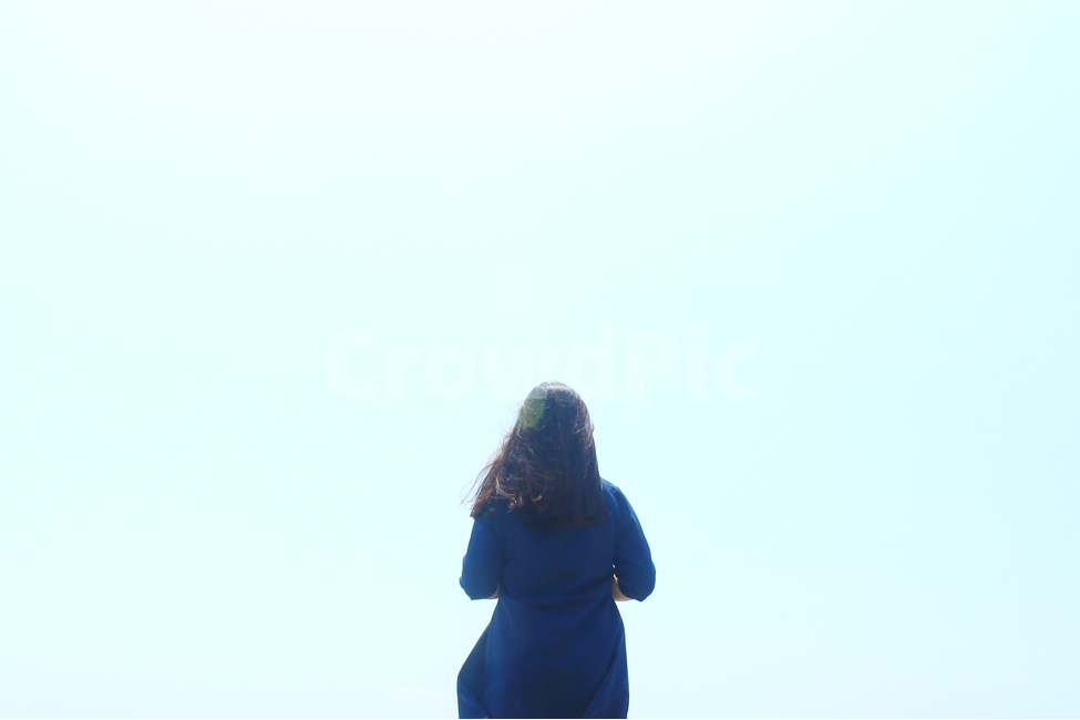 사람,하늘,뒷모습,여자,색감,파랑,하늘색,blue,sky,people,girl,사람,인물,인간,human,person,여성,여자,woman,female,lady