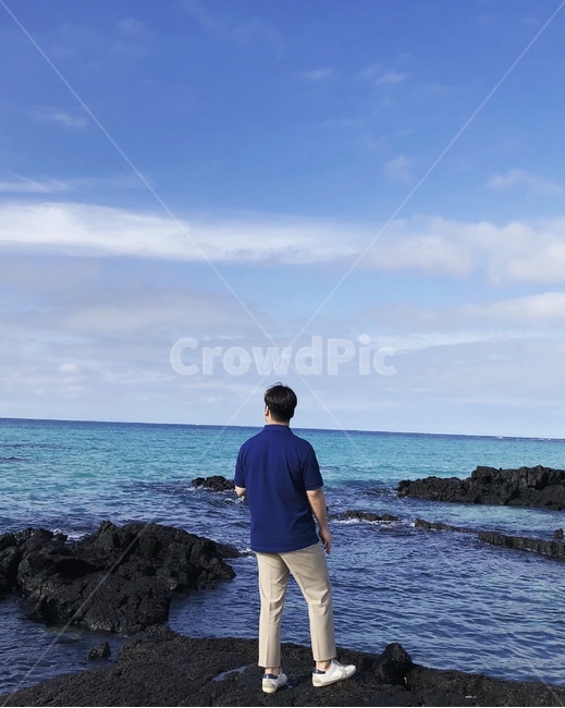 뒷모습,제주바다,제주도,제주,파란색,파란옷,남자뒷모습,베이지바지