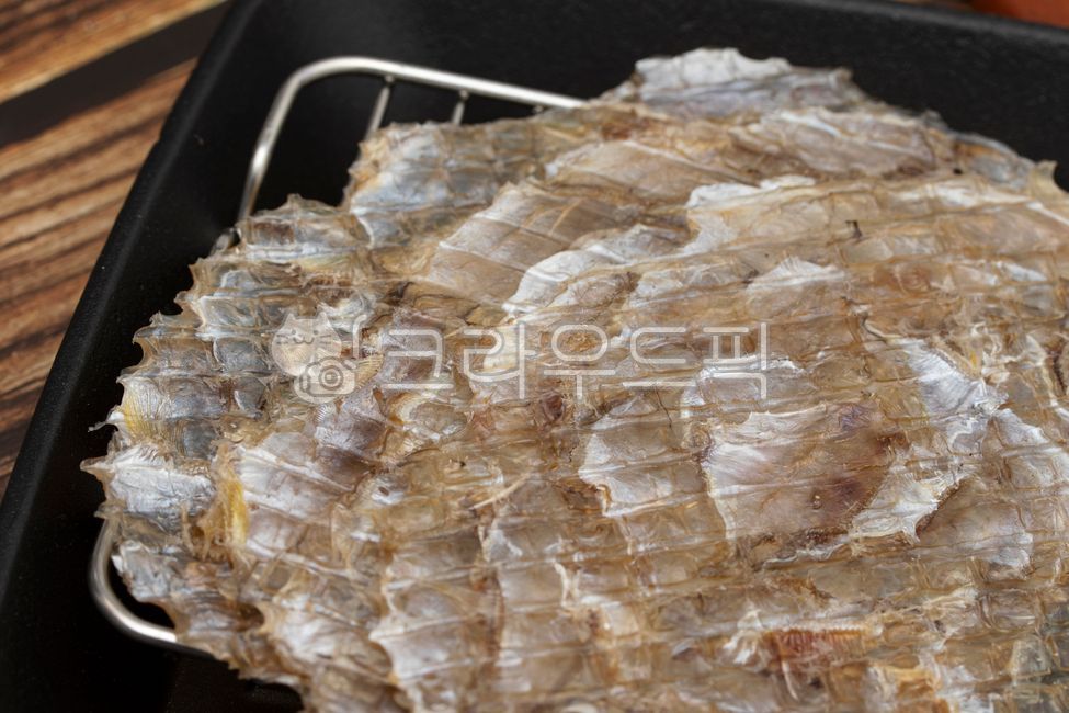 Drink snacks,Ratpo,Wood table,tree background,stone crushing,frying pan,dried fish