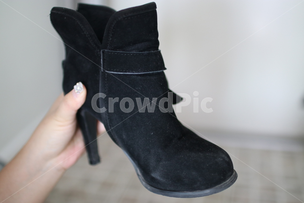 신발,shoe,clothing,apparel,footwear,운동화,슬립온,힐,하이힐,의복,의류,신발류,구두,신발청소,신발세탁,신발세척,세척,실내화,실외화,person,사람,human,인간