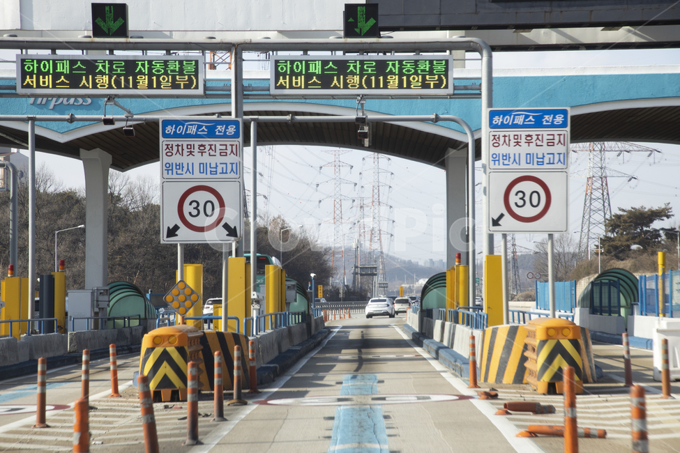 concrete,Toll fee,speed limit,Transportation,median strip,fee,industry,speed,vehicle,automobile,toll gate,Notice,road,sight,electronic,safety rod,30,lane,traffic,business,pay,Instructions,transmission tower,acceptance,soldier,transit,high pass,road name,d